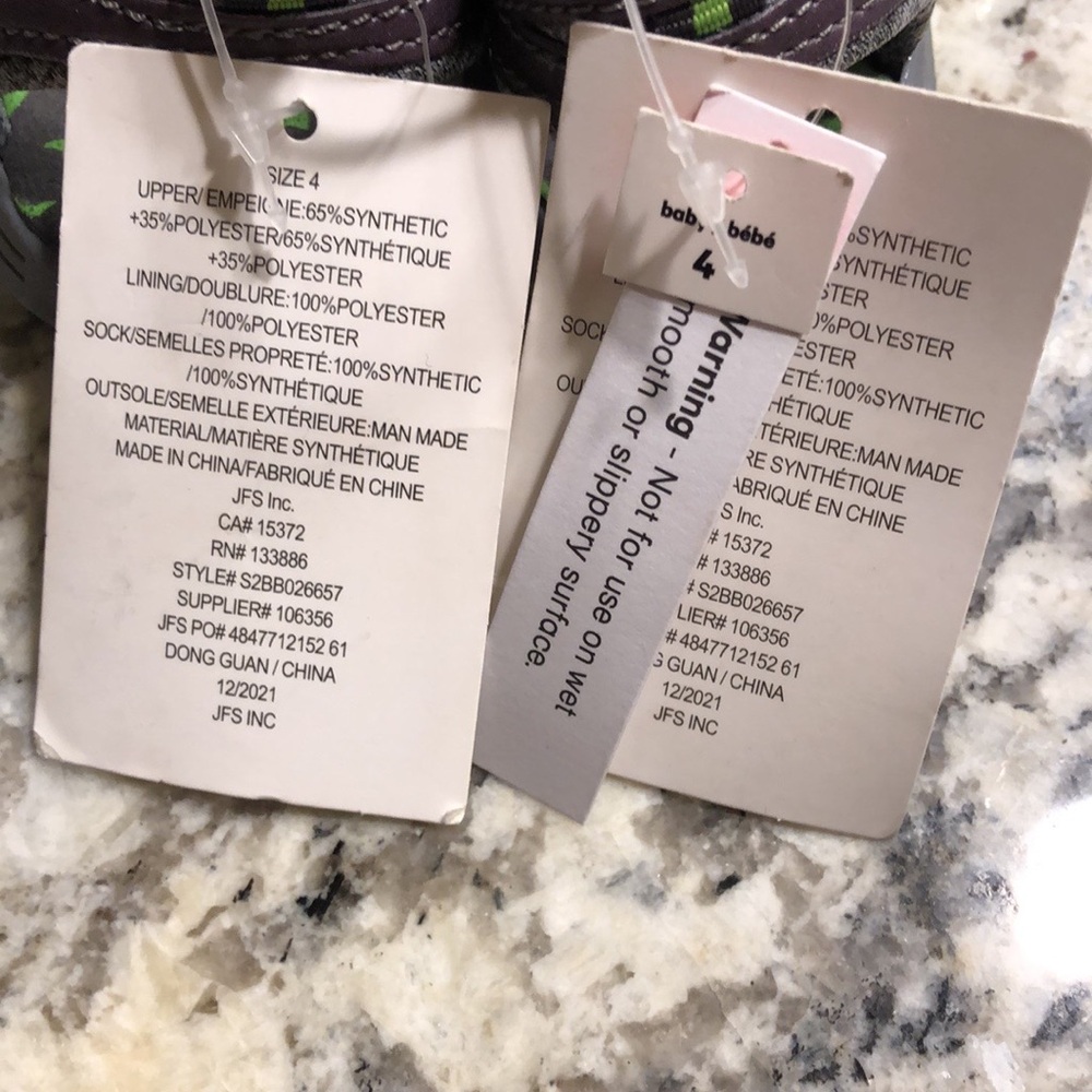 🦈NWT Grey & Green Baby Shark Sandals- size 4 - Picture 3 of 5